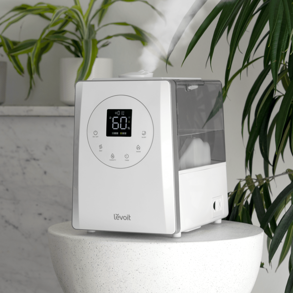 umidificator de aer cu display intr-o camera cu plante de interior